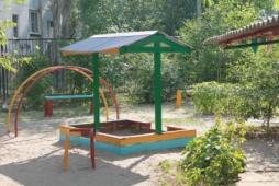 Территория детского сада занимает 9,630 кв.м., территория озеленена насаждениями по всему периметру, имеются различные виды деревьев и кустарников, газоны. Созданы: клумбы и цветники, фруктовый сад.
Зона прогулочных участков размещается вблизи зеленых насаждений, в отдалении от спортивной и хозяйственной зон (9 прогулочных участков). Для каждой возрастной группы есть отдельный участок, на котором размещены: веранда, песочница, малые игровые формы, оборудование для спокойных игр и подвижной деятельности детей, для сюжетно-ролевых игр, игр с водой и песком. Участки оборудованы малыми спортивными формами для развития у детей основных движений.
Приспособленность для использования инвалидами и лицами с ОВЗ: приспособлен