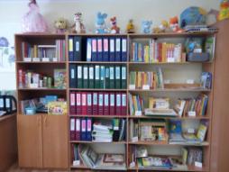 Библиотечный фонд располагается в методическом кабинете, кабинетах специалистов, группах детского сада. Библиотечный фонд представлен методической литературой по всем образовательным областям основной образовательной программы, адаптированной образовательной программы, художественной литературой, периодическими изданиями, а также другими информационными ресурсами на различных электронных носителях. 
В каждой возрастной группе имеется банк необходимых учебно-методических пособий, рекомендованных для планирования воспитательно-образовательной работы в соответствии с обязательной частью ООП ДО, АОП ДО. 
На сайте детского сада имеются ссылки на порталы информационных образовательных ресурсов.
Оборудование и оснащение методического кабинета достаточно для реализации образовательных программ. В методическом кабинете созданы условия для возможности организации совместной деятельности педагогов. Сформирована медиатека. 
Информационное обеспечение детского сада включает: 
- 6 компьютеров, 2 ноутбука, 4 шт. МФУ (многофункциональное устройство), 3 принтера; 
- программное обеспечение (позволяет работать с текстовыми редакторами, интернет-ресурсами, фото-, видеоматериалами, графическими редакторами).